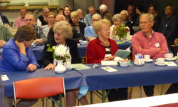 De dames vooraan in het midden zijn Trudy Borghuis (2e v.l.) en Agnes Velthuis (3e v.l.) Deze dames zijn twee leden van de eerste werkgroep van ‘t Gilde, in 1992